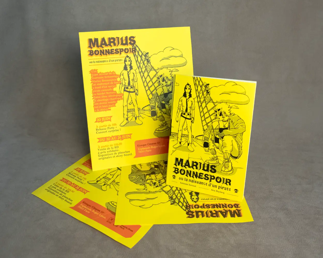 Photo de 3 affiches et d'un livret imprimés sur du papier jaune vif, posés sur un fond gris texturé. Bande dessinée indépendante, Marius Bonnespoir, ou la naissance d'un pirate. Scénario : Antonin Serraut, dessin : Ana Baylacq, graphisme : Chloé Lozano Yegge