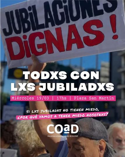 Un jubilado en una manifestación sostiene un cartel con la consigna "Jubilaciones dignas!".