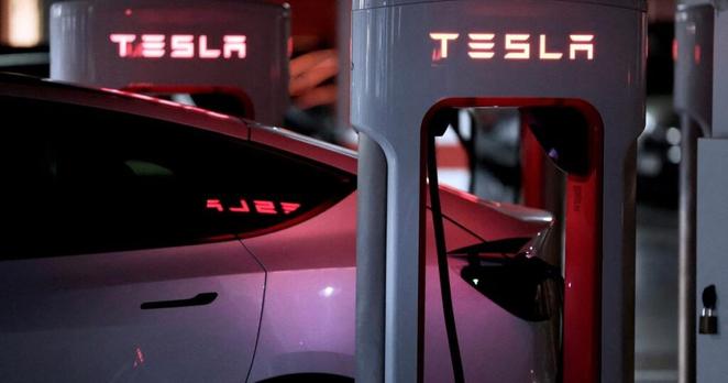 le marché automobile en recul, les livraisons de Tesla aussi
