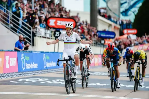 Lotte-Kopecky-2024-Paris-Roubaix-Femmes-Finish