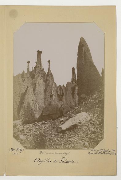 Photographie en noir et blanc des Aiguilles du Valauria (demoiselles coiffées) à Remollon. 1885