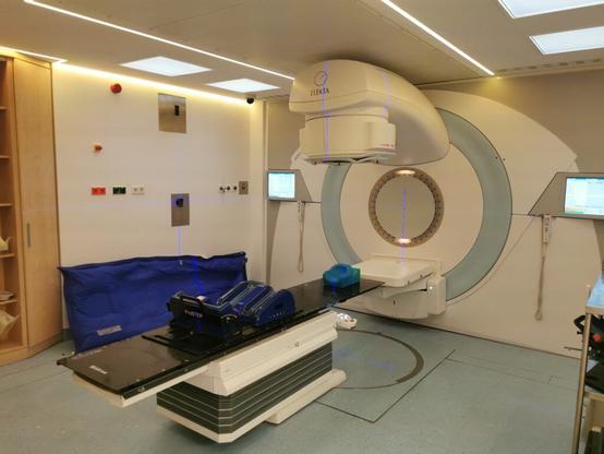 Der Linearbeschleuniger Linac3 im Haus 14 der Strahlenklinik in der Uniklinik Höchst