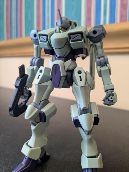 The HG Zowort in a standing pose. In its right hand is its beam gun, and in its left an inactive beam saber.