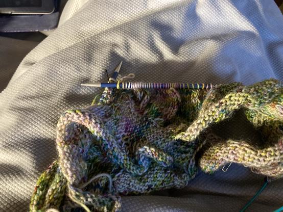 Derselbe Loop, blaue Stricknadeln sind sichtbar.