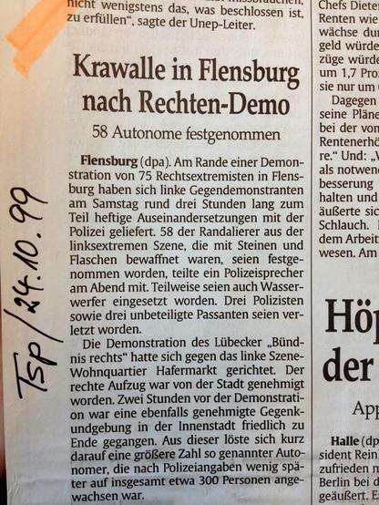 Zeitungsausschnitt vom 24.10.1999 zur Eskalation in Flensburg: Nach einer rechten Demo kam es zu schweren Auseinandersetzungen mit linken Gegendemonstrant*innen. 58 Personen wurden festgenommen.