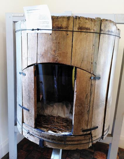 Tour d'abandon de l'hôpital de Provins (1854-1859) : cylindre en bois et arceau de métal de 95 cm de haut et 93 cm de diamètre
