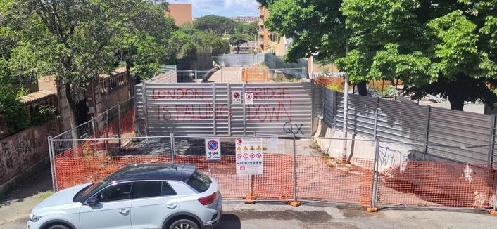 il ponte di via Rocco sbarrato da anni a causa di lavori di consolidamento. una scritta in vernice rossa: london bridge is falling down