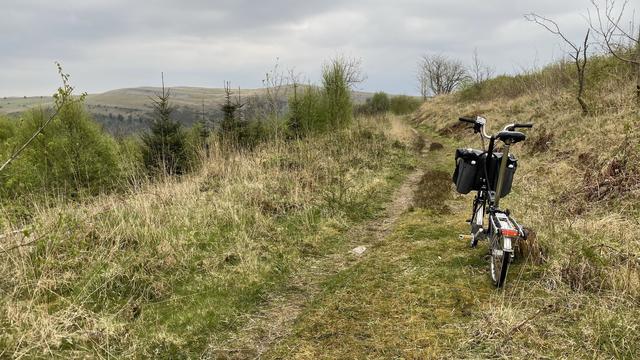 Brompton auf einem Bergtrail Richtung Merthyr Tudful in Wales