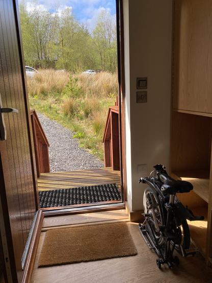 Brompton im Ruhemodus neben der Tür unserer waliser Waldhütte 😴