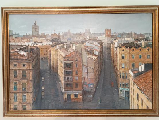 Vistas urbanad de la ciudad con cielo azul grisáceo y edificios marrones y ocres
