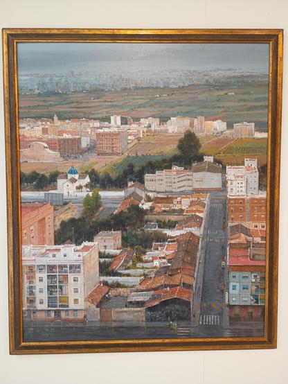 Vstas de la ciudad desde lejos en tonos blancos, amarillos y marrones. Al fondo se ven cam'pos de cultivo y el cielo grisáceo