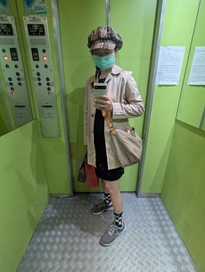 在旅館的老舊電梯裡自拍