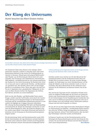 Screenshot der Online-Magazin-Seite mit dem Titel „Der Klang des Universums | Alumni besuchen das Albert-Einstein-Institut“. Oben ein Foto der Alumni*ae vor dem Eingang des Institut und darunter ein kleines von der Gruppe im Labor.
