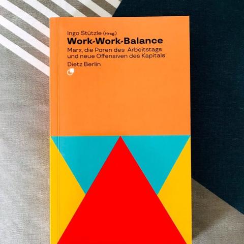 Das Buch »Work-Work-Balance. Marx, die Poren des Arbeitstags und neue Offensiven des Kapitals«, herausgegeben von Ingo Stützle, liegt zum Lesen bereit auf dem Sofa-Kissen