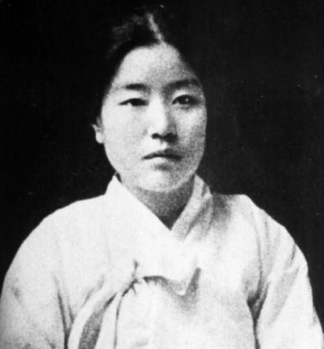 18-19 year-old Na Hye-seok, ca.1915. By Unknown author - 나혜석 시, 소설 경기도 수원 1896-1948 1915년 등단, Public Domain, https://commons.wikimedia.org/w/index.php?curid=19170257