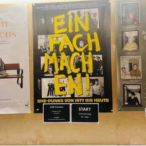 Ein Plakat mit dem Titel "EINFACH MACHEN! SHE-PUNKS VON 1977 BIS HEUTE", das auf einen Dokumentarfilm über Punkmusikerinnen hinweist. Auf dem Plakat sind zahlreiche Schwarz-Weiß-Bilder von Frauen zu sehen. Darunter befinden sich Details.