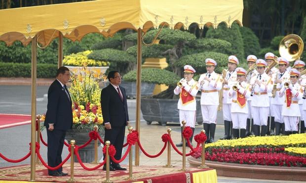 Vietnamese Prime Minister Pham Minh Chinh and Japanese Prime Minister Shigeru Ishiba review the guard of honor at the Presidential Palace in Hanoi, Vietnam Monday, April 28, 2025. Photo: VCG