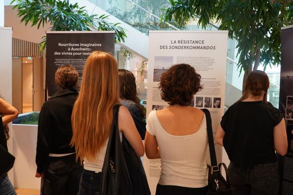 Auschwitz-Birkenau : les lycéens et apprentis franciliens racontent leur visite en panneaux