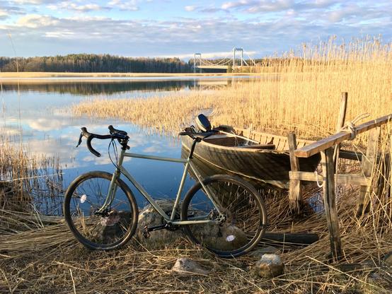 Gravelbike am Wasser, Brücke im Hintergrund