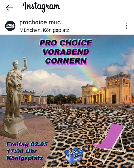 Text: Pro Choice Vorabend Cornern Freitag 02.05.17 Uhr
Bild: Königsplatz München, bearbeiter, ausgelegt mit Leopardenfell, lila Sonnenstuhl, Bierkasten, weibliche Statue mit Megaphon und hochgereckter linker Faust