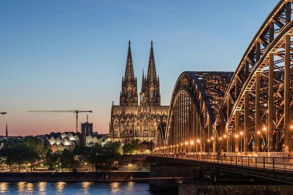 Mitte: Kölner Dom, rechts die Hohenzollernbrücke im Anriss
