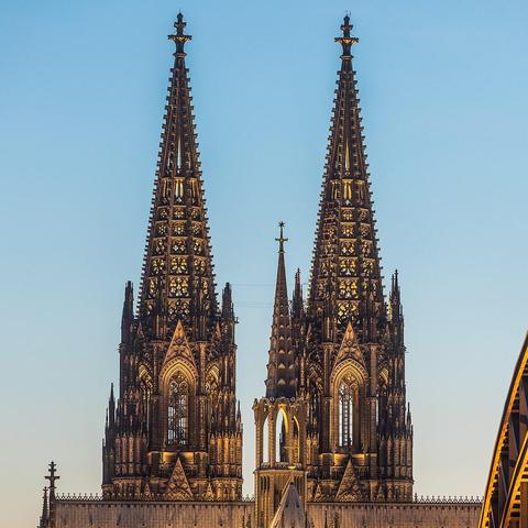 Die beiden Türme des Kölner Domes in der blauen Stunde