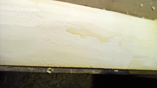 Blick als Macro auf das Holzstück mit zwei Jahresringe.
Die hellere Schicht ist das jüngere Holz und die Schicht darunter, vom Jahr davor.