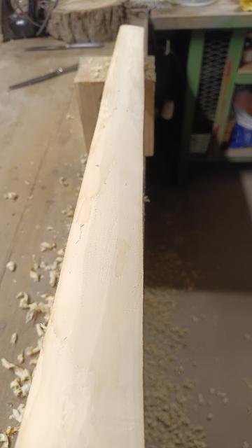 Vor uns der lange nach ist ein schmales Stück Eibenholz zu sehen.
Ich versuche den Rücken auf eine durchgehende Schicht, also Jahresringe abzuschaben