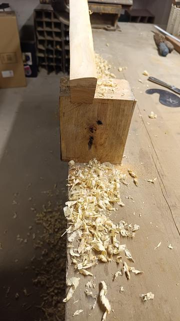 Vor uns liegt das Eibenholzstück, was ich versuche auf einen Jahresringe abzuschaben.
Rings um das Holz liegt alles mit sehr feinen Holzspähnen