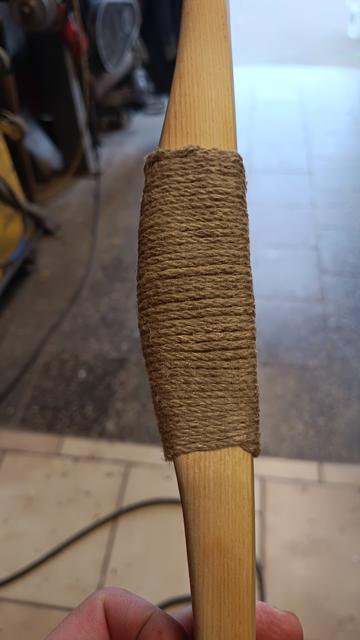 Das fertig und finale gewickelte Griffstück an meinen Primitivbogen.
Weder Anfang noch Ende des Fades sind zu sehen, so wi ich mir das vorgestellt habe