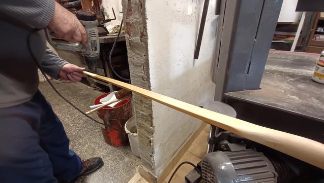 mit einem Heißluftfön wird das Holz beim weiche Bogenende des Bogens gehärtet