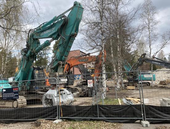 Kaivinkoneita rakennustyömaalla.
