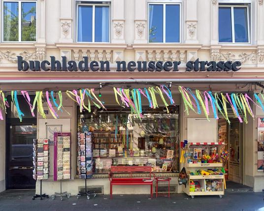 Der Buchladen Neusser Straße in Köln-Nippes mit wehenden Kreppbändern geschmückt