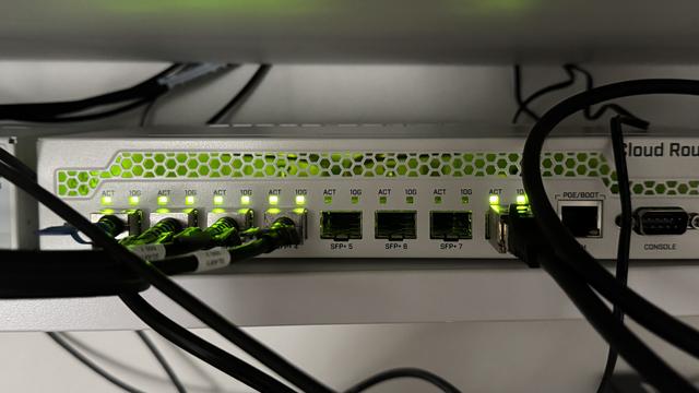 Mikrotik CRS309-1G-8S+ switch with 5 connected ports and green leds.