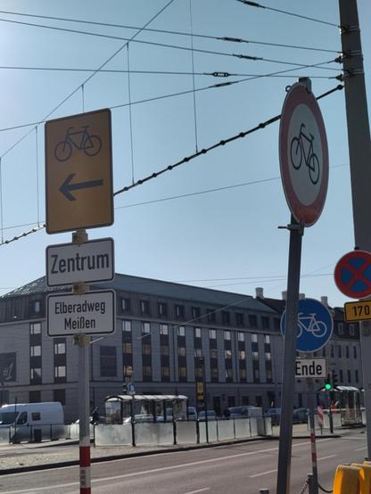 Umleitung für Radfahrer in Richtung Zentrum ... für Fahrräder gesperrt! 🤦🏻‍♂️