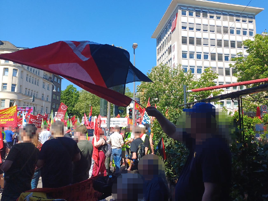 rot-schwarze Fahne weht am Hans-Böckler-Platz bei der Auftaktkundgebung vor dem DGB-Haus