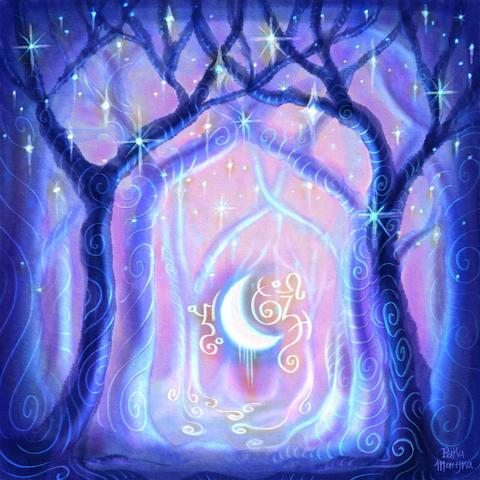 Pintura digital en donde se ve un bosque de colores azules, lilas y rosas, los troncos están llenos de rulos brillantes, como si esa fuera la textura de su corteza. No tienen hojas, en lugar de eso tienen estrellas brillantes. En medio de la pintura, cerca del suelo, hay una luna creciente (según el hemisferio sur) rodeada de símbolos abstractos improvisados.