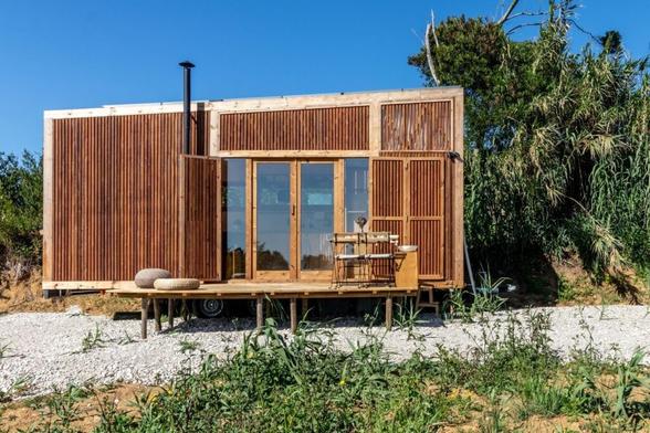 Between Wood Craftsmanship and Small-Space Design: Discovering the Work of Madeiguincho in Portugal