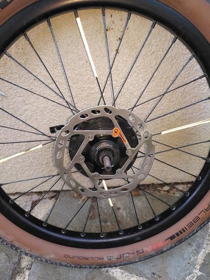 La roue arrière du G Line démontée et équipé d'un nouveau disque de frein neuf Shimano