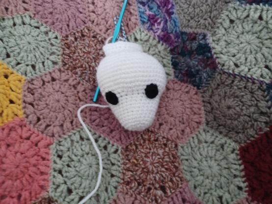 Tête du dragon blanc au crochet en cours.