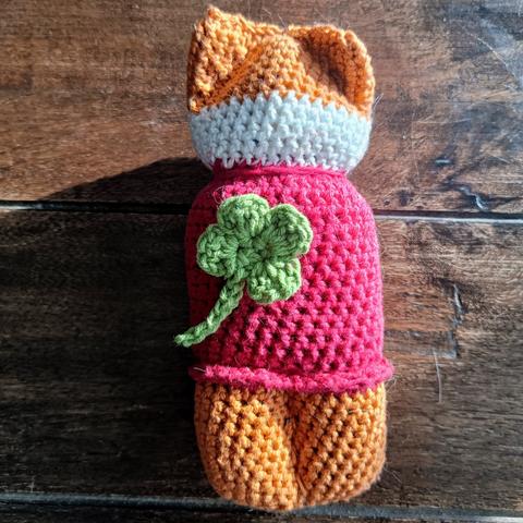 Petit renard au crochet vêtu d'un pull en coton rouge. Il manque les bras, les yeux et le museau.