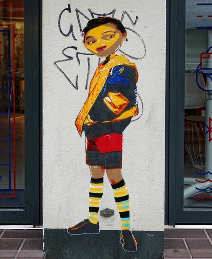 Personnage en tenue d’adolescent, avec short et chaussettes de foot.