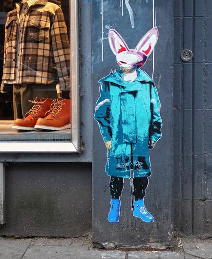 Personnage en manteau à capuche avec tête de fennec.