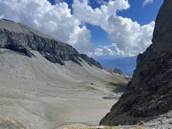 Foto einer Berglandschaft mit Blickauf eine karge Ebene.