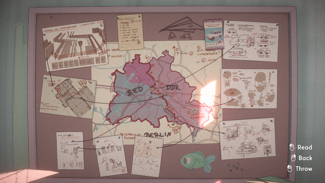 Zrzut ekranu z gry The Berlin Apartment. Przedstawia tablicę korkową z mapą podzielonego Berlina (sprzed upadku Muru Berlińskiego) oraz różne pomysły bohatera na przedostanie się na drugą część miasta (w formie ilustracji i schematów).