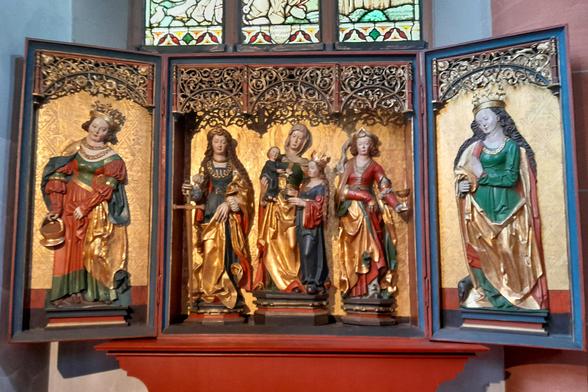 Ein Altarbild im Dom, Frauen mit Machtsymbolen, die einzige männliche Person ist das Baby