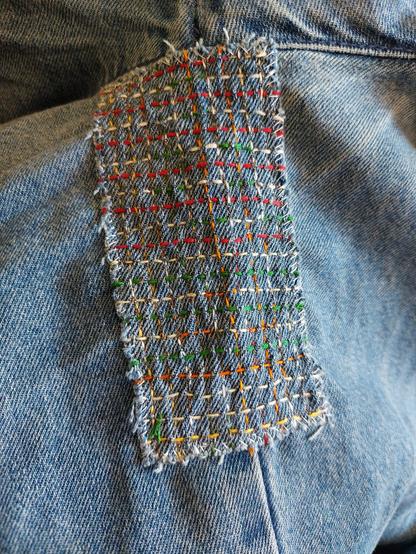 Bunte Fäden bilden ein Karo-Muster, das entfernt an Tartan erinnert