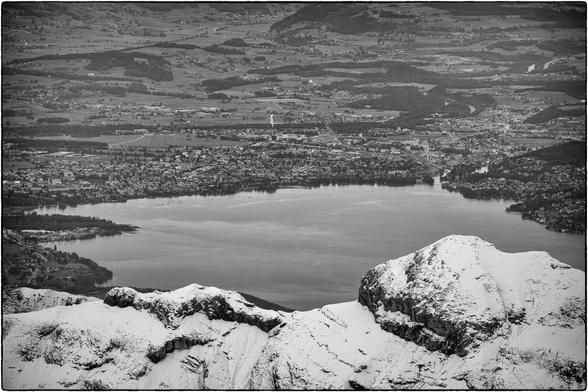 Schwarzweissfotografie von Thun am Thunersee vom Schilthorn aus gesehen.
