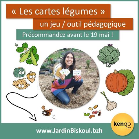 Florie au milieu du potager présente les cartes legumes.