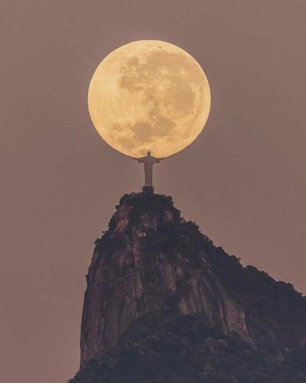 Leonardo Sens ha capturado una imagen impresionante de la estatua del Cristo Redentor en Río de Janeiro, aparentemente sosteniendo la luna en sus brazos extendidos.
